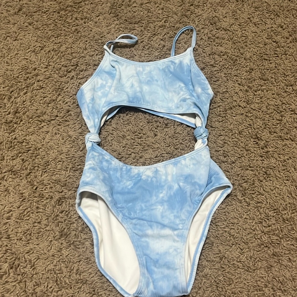 one piece with cut out